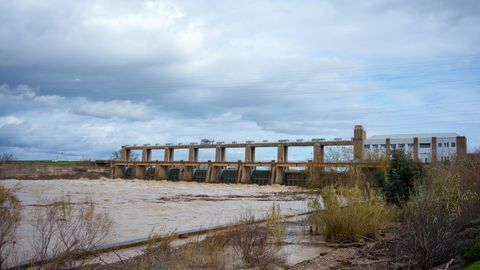 Andaluc�a, permanece en m�xima alerta por la fuerte crecida del r�o Guadalquivir, provocada por semanas de lluvias intensas, terreno saturado y desembalses preventivos de m�ltiples presas. A su paso por el municipio de Cantillana, la presa de derivaci�n est� desaguando a su capacidad m�xima para gestionar el elevado volumen de agua que llega desde la cuenca alta