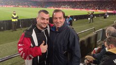 Champi Muros con su padre en un partido en el estadio de Riazor