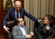 <span lang= es-es >Con Cacharro Gosende</span>. Baltar hijo saluda al secretario y a Mnica Legaspi, interventora, en la junta de gobierno de ayer.