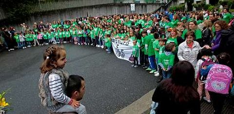 Padres y alumnos del colegio Isaac D�az Pardo (O Burgo) aprovecharon el fin de curso para concentrarse y reclamar ambos centros.