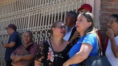 Familiares de los escolares esperan en el exterior del colegio donde se registr� en el tiroteo, en el �rea metropolitana de Sau Paulo