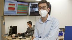 Javier Quiles del R�o ante parte de los monitores en los que controlan procesos.