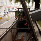 Los contenedores de la biblioteca estaban ayer levantados. 