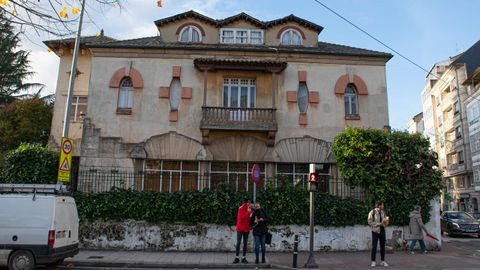 Fachada principal del edificio, en la avenida Rodríguez Mourelo