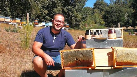Amable Perez Diz apicultor ecol�gico en el Mu��os parque del Xur�s