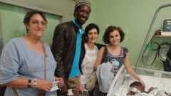 Una operaci�n de �xito. En la foto, Herminia, de Azul en Acci�n; el padre de Henri, y las oftalm�logas Ana Gonz�lez y Paula V�zquez, tras la operaci�n del peque�o