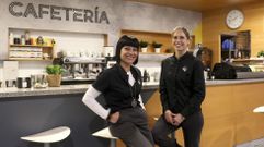 M�nica Rey (en la foto, a la izquierda) y Laura Fandi�o (derecha) contin�an detr�s de la barra en la nueva etapa que abre tras su reforma la Cafeter�a Multiusos Fontes do Sar, un espacio abierto de 8 a 21 horas que no solo est� disponible para los abonados al gimnasio sino para el p�blico en general. �Aqu� puede venir cualquiera y es algo que no todo el mundo sabe�, dicen las camareras.