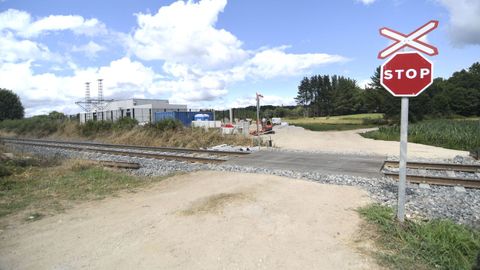 Solamente un Stop advierte a los conductores que quieran cruzar el paso a nivel de Recimil, en Lugo, donde se produjo el choque mortal