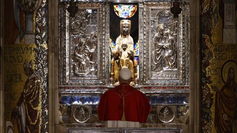 El papa reza frente a la figura de Nuestra Se�ora de Montserrat.