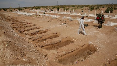 Un sepulturero camina entre las tumbas abiertas del cementerio de Ciudad Jurez, en Mxico, destinadas a los fallecidos por covid