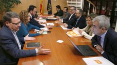 Los miembros del equipo negociador del PSOE junto a los de Ciudadanos