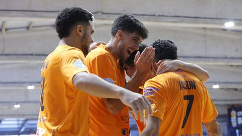 Meira, Pitero, Charly y Jason celebran un gol en Vista Alegre en la ltima victoria burelista 