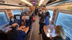 Pasajeros fotografiando la velocidad a la que circula el AVE en los monitores de a bordo