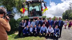 Los novios se fueron de la ceremonia en tractor