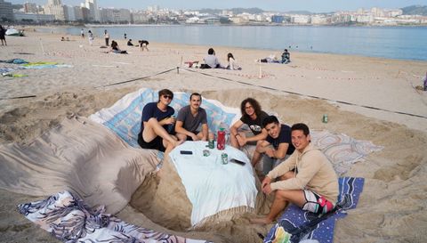 Salva, de Valencia, Gabriele y Nino, de Italia y Miguel, de Mxico, excavaron un crter en el Orzn para crearse una mesa de arena yvivir el San Xon corus desde una noche antes.