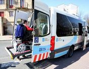 Imagen de archivo de un veh�culo adaptado del 065 recogiendo a un usuario del CAMF.