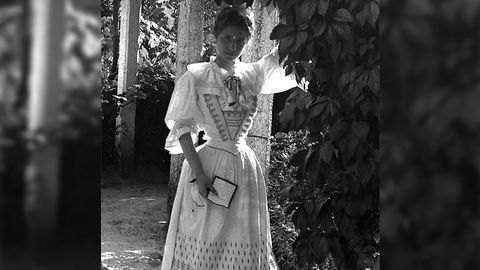 Fotografia de Mar�a Vinyals, a�nda moza, nos arredores do castelo de Soutomaior. 