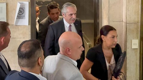 El expresidente argentino Alberto Fern�ndez (c) (2019-2023) a su llegada en febrero a los tribunales federales de Comodoro Py.