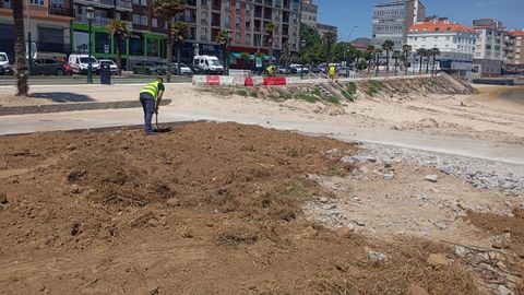 Los operarios trabajan en la mejora del paseo de As Carolinas, que contar� con una nueva zona deportiva
