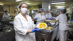 Loida Ro Salvador, jefa de cocina del Hospital Montecelo, este martes, con su equipo