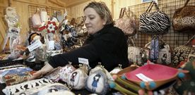 Los artesanos exhiben sus creaciones en las casetas de madera situadas en la calle peatonal Xo�n Montes. 