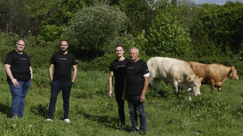 Paco Robles, del restaurante granadino Torre de Alquería; José Carlos Hurtado, del cordobés Asador Suizo; Pablo Rico, de la empresa malagueña Cárnicas Rigar, y el criador mariñano Pepe do Chacino, con Teixo y Monchiño en un prado de Xove