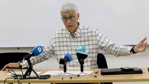 El presidente de la CIUG, Iv&aacute;n Area, ayer, durante su declaraci&oacute;n a los medios en la Facultade de Dereito de Santiago.