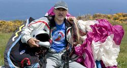 El presidente del Club Parapente Ferrol en el despegue de A Marufa, en Estaca de Bares, uno de las mejores zonas de vuelo de la comarca. 