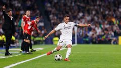 Lucas Vzquez golpeando el baln ante el Milan en la Liga de Campeones