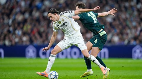 Los gallegos �lvaro Carreras y Nico Gonz�lez pelean por un bal�n en un encuentro de la Champions entre el Real Madrid y el Manchester City