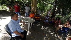 El director en Panam� de la Pastoral Social C�ritas, V�ctor Berr�o, conversa con un grupo de cubanos en un refugio de la instituci�n. 