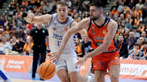 Danilo Brnovic maneja el bal�n en el partido de la primera vuelta ante el Palencia.