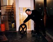 <span lang= es-es >La cruz ya vuelve a estar en su sitio</span>. En la fotograf�a de la izquierda, el cura recoge los restos de la cruz de fundici�n que el temblor hizo desmoronar  del campanario. Aguant� infinidad de rayos y truenos, pero no as� una sacudida de cinco grados en la escala de Richter. Debido a la ca�da, dicho elemento qued� muy destrozado. Fue necesario enviarlo a un especialista para que lo reconstruyera. Finalmente, aprovechando las obras de remodelaci�n de la iglesia fue colocado nuevamente en lo alto del campanario.