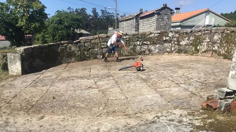 José Villar, recén chegado de Suíza, limpa a Eira do Vilar
