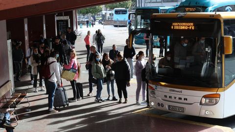 Colas en la estacin de A Corua para el bus de Ferrol este sbado por la maana