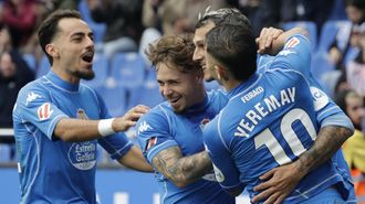 Quagliata, Mario Soriano y Yeremay felicitan a Stoichkov por su gol frente al Ceuta