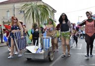 <span lang= es-es >Ba��as</span>. �Playeras� y �playeros� de Ba��as, en pleno desfile. La fiesta se prolong� hasta bien entrada la noche en el polideportivo, que estaba lleno hasta la bandera. 