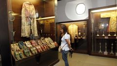 En imagen de archivo, zapatillas episcopales de distintas �pocas y estilos que se exponen en el Museo Catedralicio y Diocesano de Mondo�edo, y que�suelen llamar la atenci�n de los visitantes
