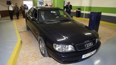 Fern�ndez Lores, en el 2009, en el veh�culo oficial que se va a sustituir