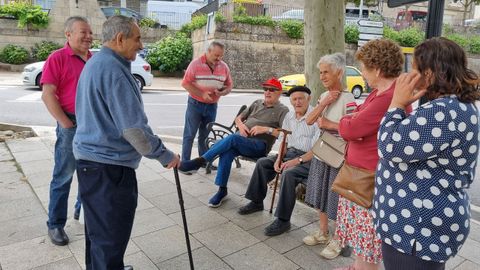Vecios de Castro Caldelas, onte na praza da vila. 
