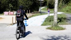 La senda peatonal y ciclista en el tramo en el que, desde Conxo, en Santiago, pone rumbo hacia la avenida da Liberdade, en el barrio de Santa Marta