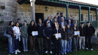 Os premiados na casa museo de Otero Pedrayo, xunto cos organizadores do certame
