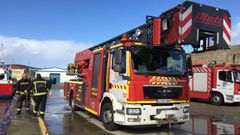 Dispositivo para rescatar un coche que se precipit� al mar en el puerto de Burela