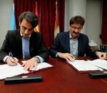 <span lang= es-es >Convenio</span>. El presidente de la Diputaci�n, Diego Calvo, y el alcalde de Dumbr�a, Jos� Manuel Peque�o, durante la firma en A Coru�a.
