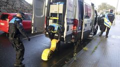 Agentes de la Polic�a Local de Ferrol preparando un control de restricciones covid. 