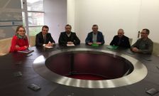 Cu��a, acompa�ado de Presas y miembros de Salvemos Catas�s, en la reuni�n con Tahoces en Industria