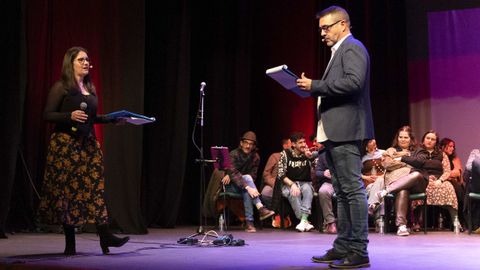 A xornalista de La Voz de Carballo Patricia Blanco e o locutor de Radio Voz Fran Rodr�guez presentaron os premios