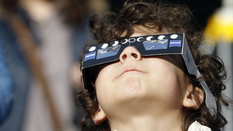 Un ni�o disfrutando de un eclipse en el colegio Franciscanas