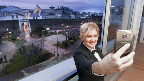 Una camarera se hace un selfie desde la cafeter�a