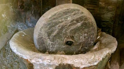 Rueda de un molino tradicional de aceite que ser� expuesto en el museo despu�s de su restauraci�n